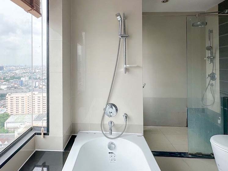 Condominium in Near United Nations 